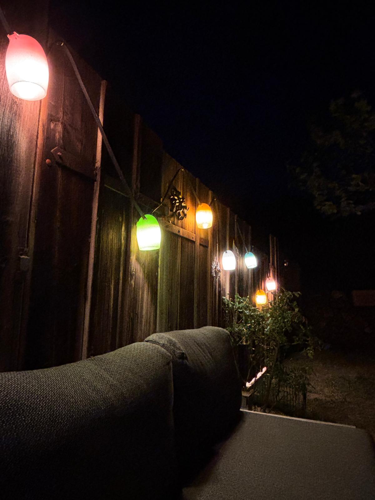 Stimmungsvolle Gartenbeleuchtung am Abend